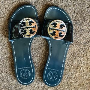 Tory Burch sandal. 6M. Color black and silver.